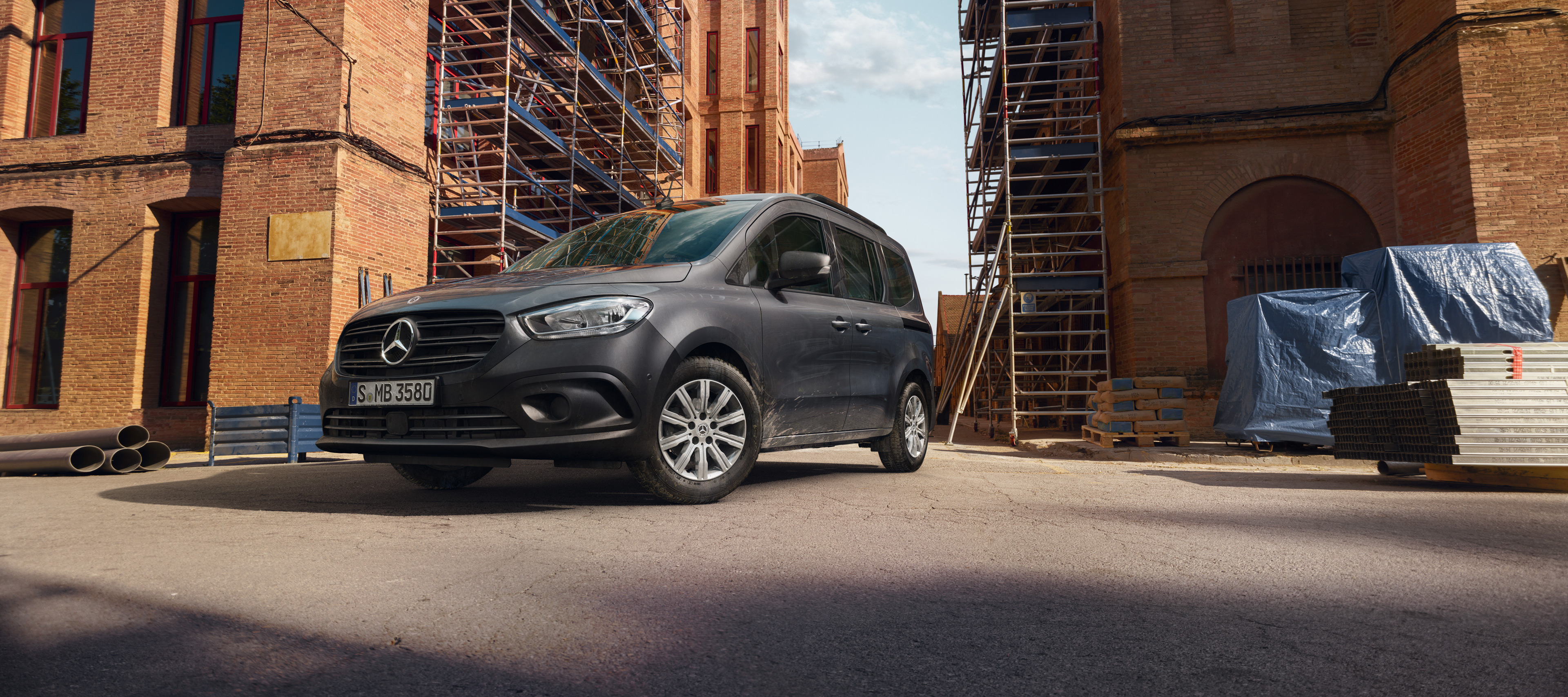 Leasing & Finanzierung | Citan Tourer | Mercedes-Benz Der Mercedes-Benz Citan Tourer steht auf einer Baustelle.