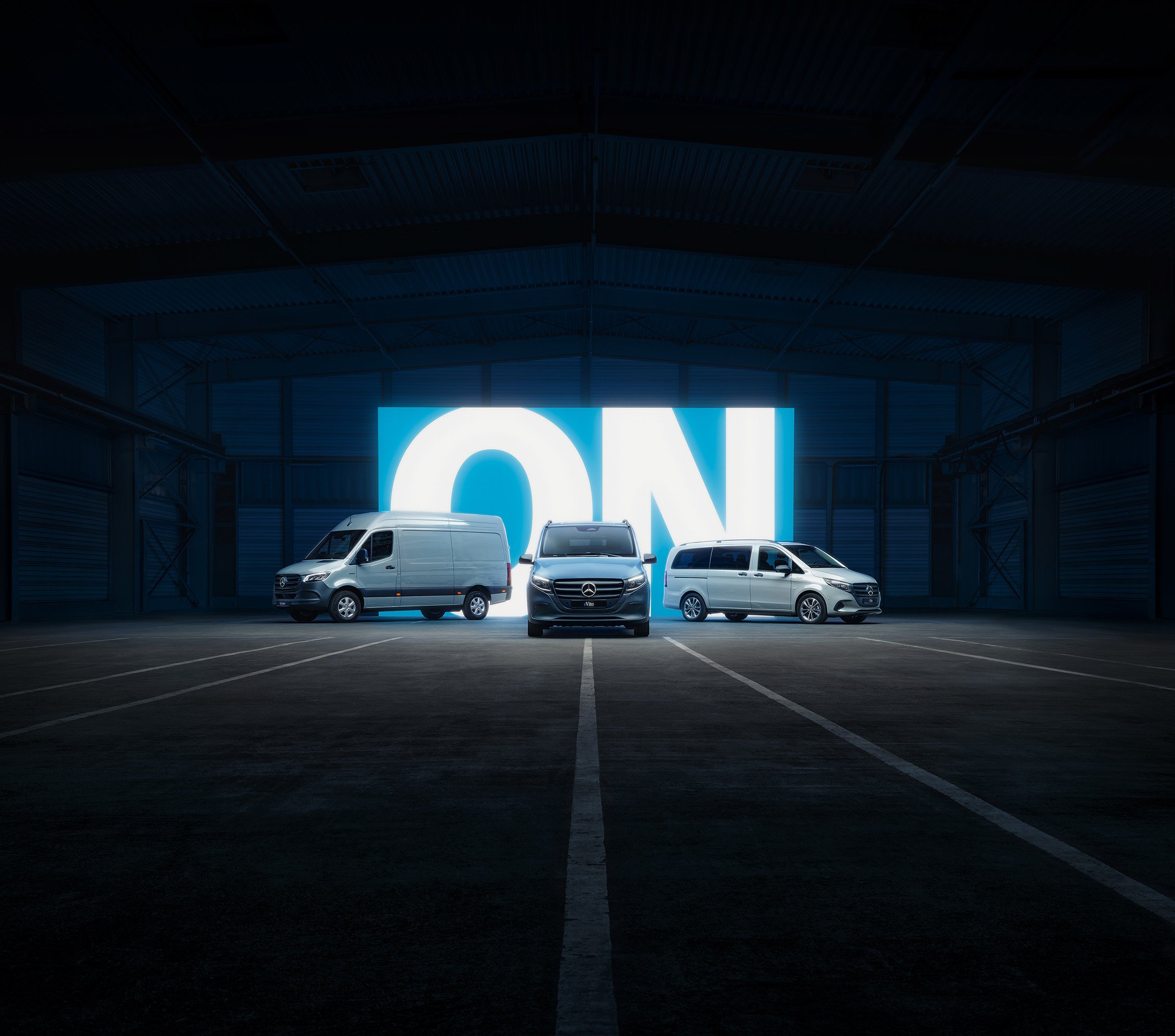Gamme électrique | Tous les Sprinter | Utilitaires légers Mercedes-Benz La gamme de fourgons électriques Mercedes-Benz, avec l'eSprinter et l'eVito, exposée dans un show-room éclairé.
