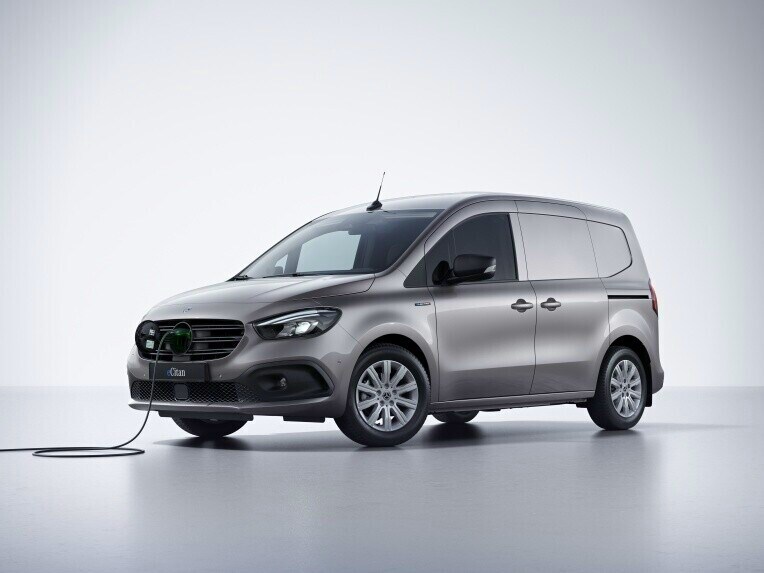 Le Mercedes-Benz eCitan fourgon avec câble de charge branché.