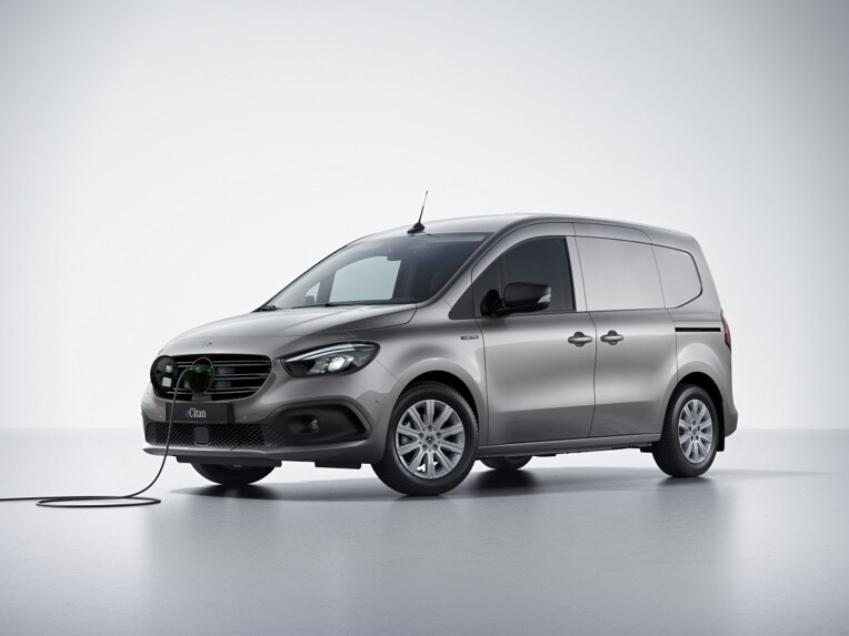 Le Mercedes-Benz eCitan fourgon avec le câble de charge branché.