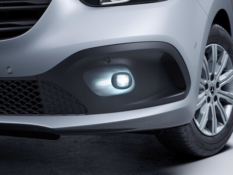 Les feux antibrouillard avant à LED du Pack Eclairage du Mercedes-Benz eCitan fourgon.