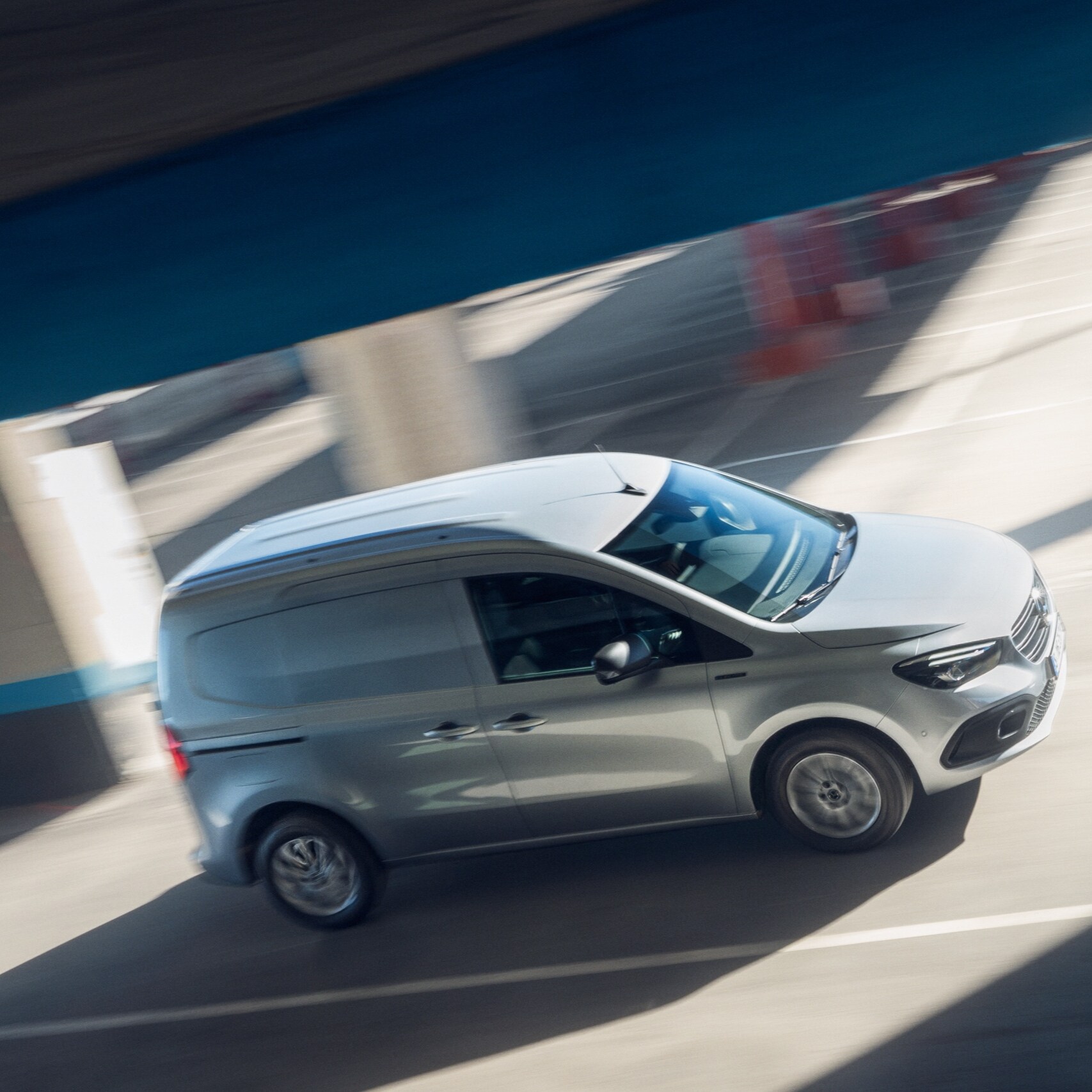 Le Mercedes-Benz eCitan fourgon dans un parking à étages.