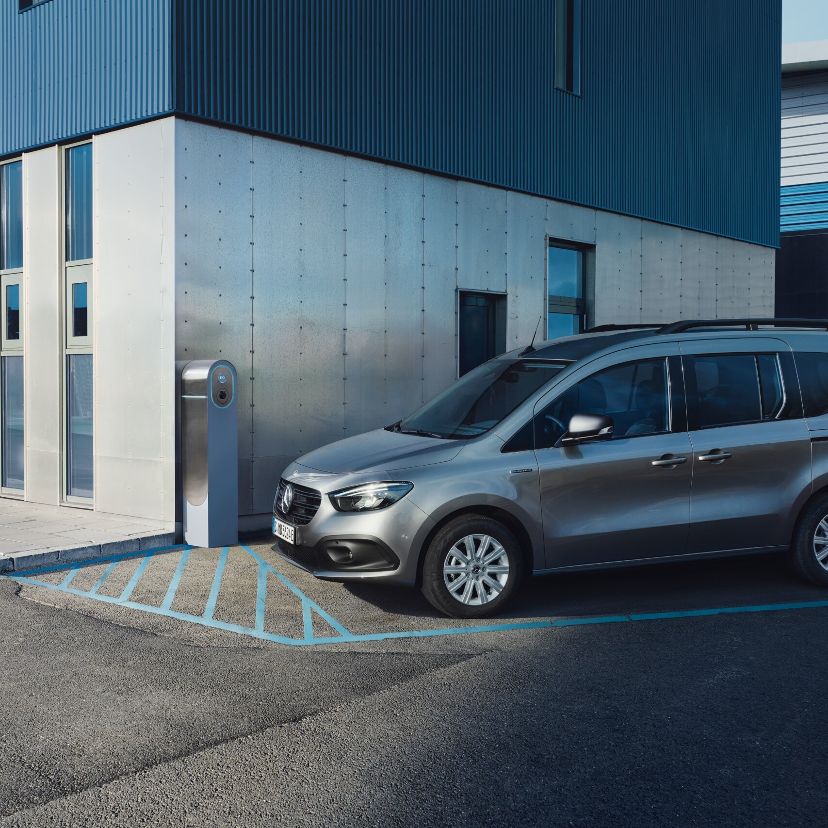 Mercedes-Benz eCitan Tourer parcheggiato presso una stazione di ricarica.