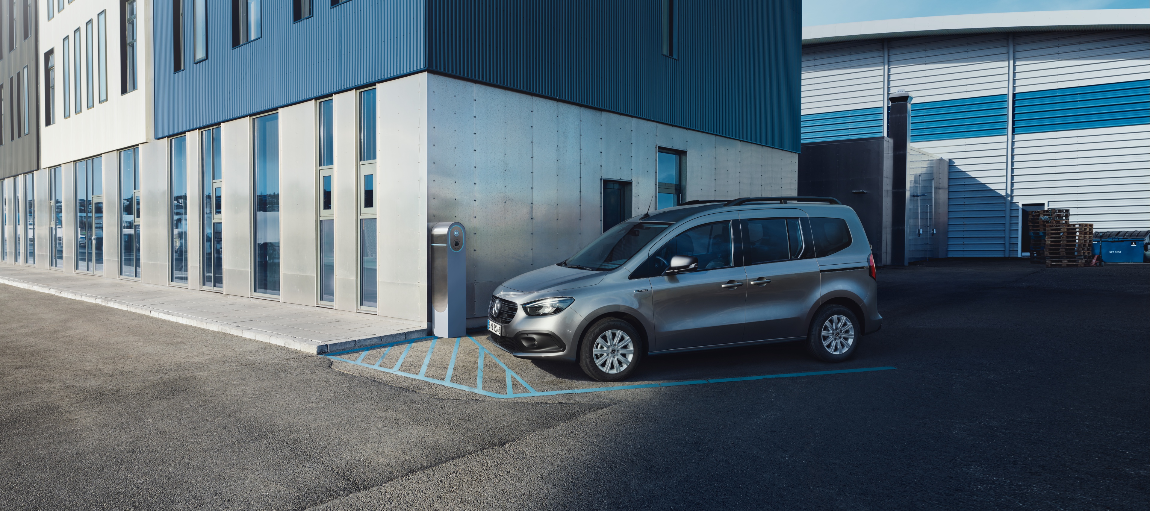 Leasing e finanziamento | eCitan Tourer | Mercedes-Benz Mercedes-Benz eCitan Tourer parcheggiato presso una stazione di ricarica.