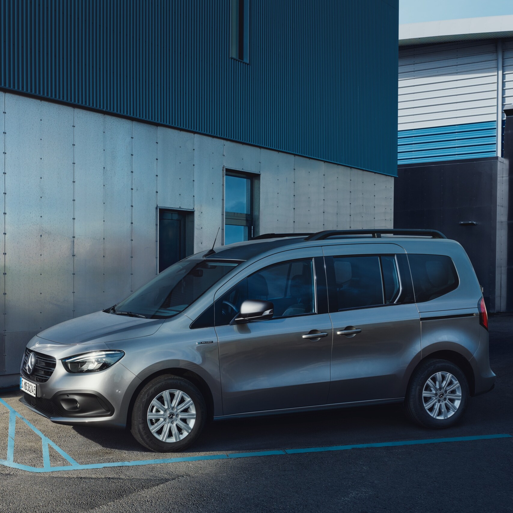 Der Mercedes-Benz eCitan Tourer an einer Ladestation.