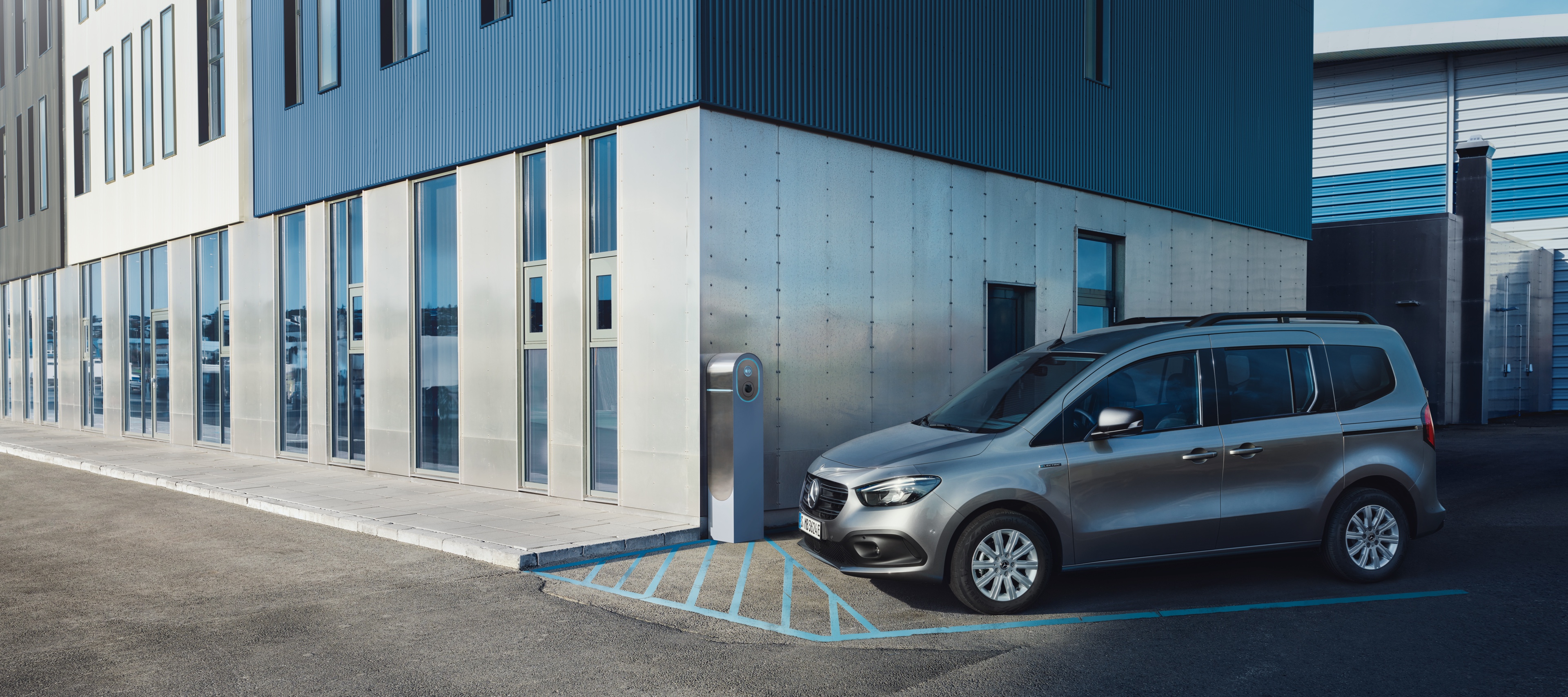 eCitan Tourer | Mercedes-Benz Le Mercedes-Benz eCitan Tourer à une borne de recharge.