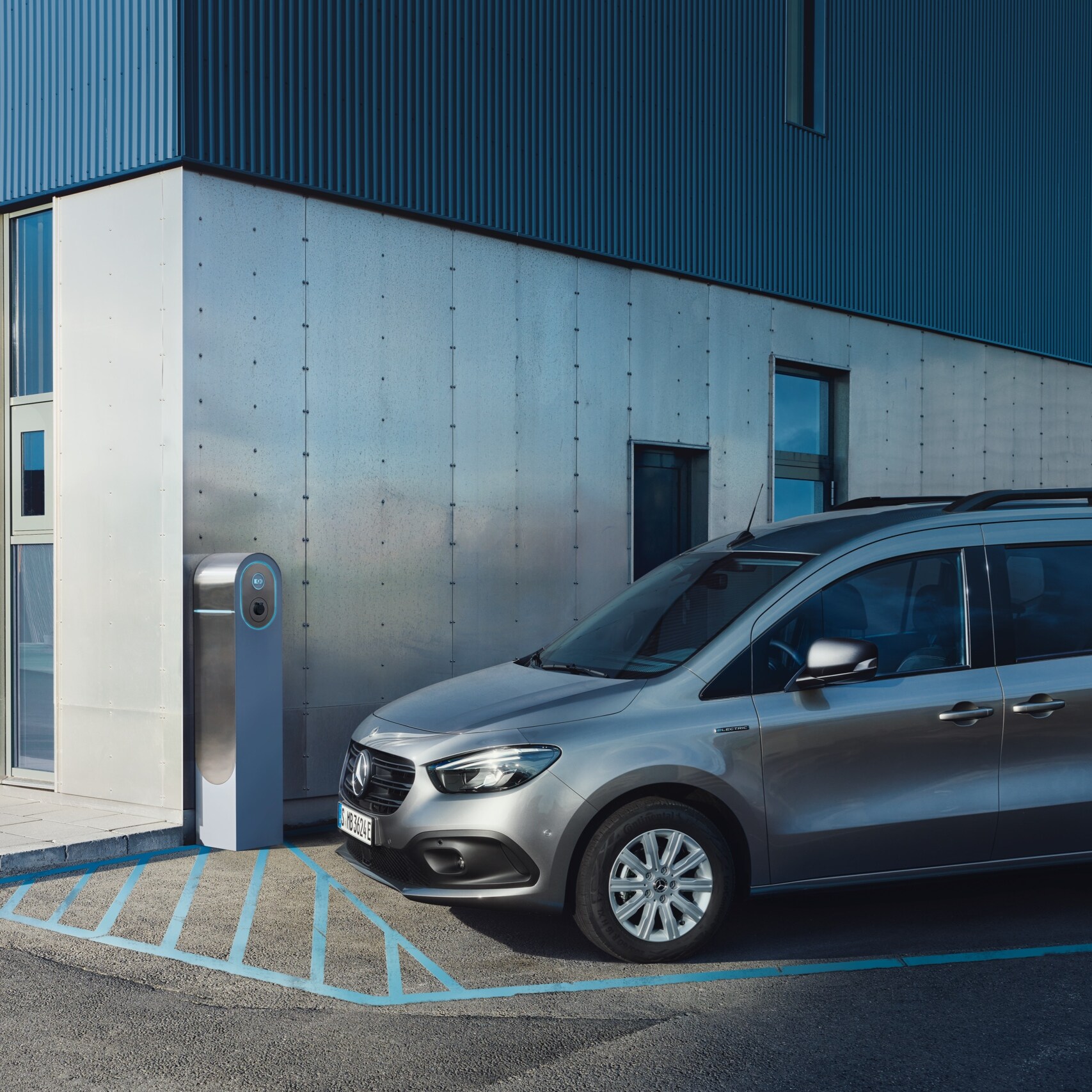 Mercedes-Benz eCitan Tourer presso una stazione di ricarica.