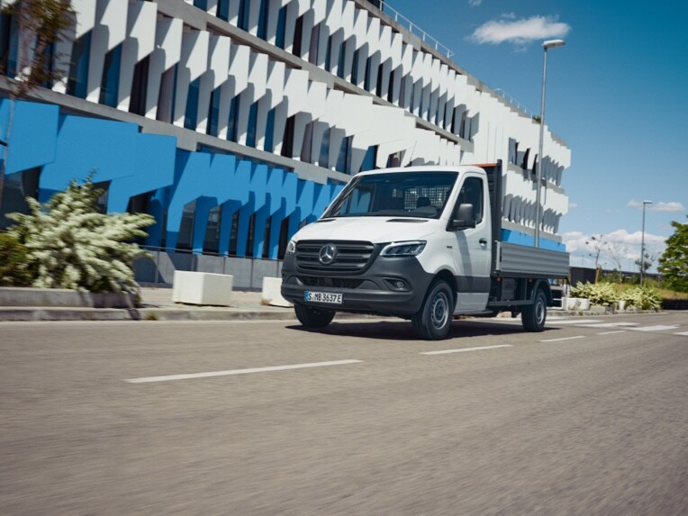 Das Mercedes-Benz eSprinter Fahrgestell als Pritschenfahrzeug im Straßenverkehr.