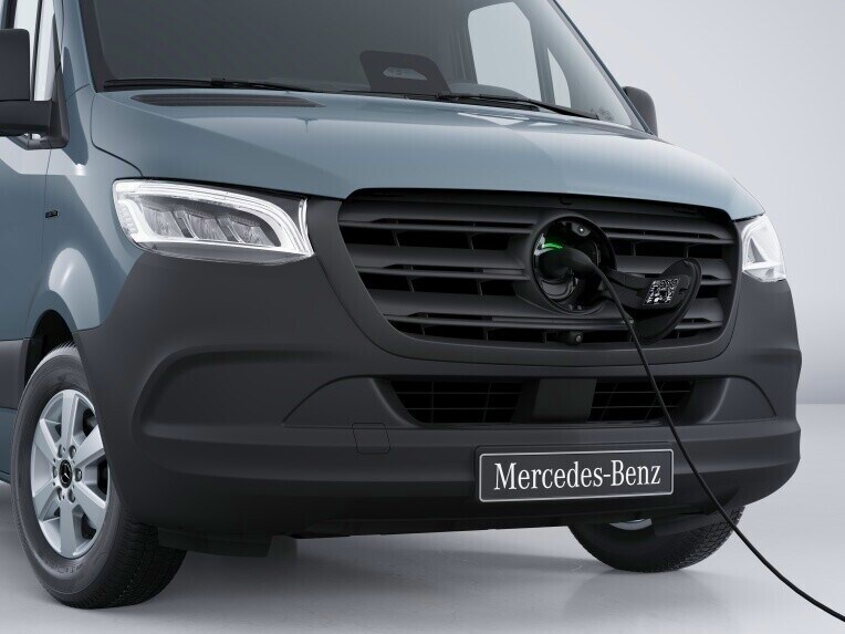 La prise de charge CCS sur le Mercedes-Benz eSprinter châssis-cabine avec le câble de charge branché.