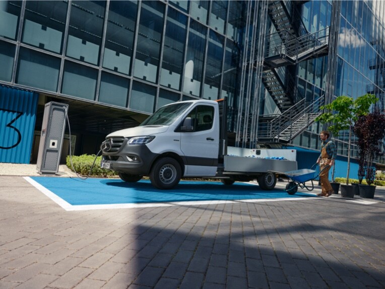 Le Mercedes-Benz eSprinter châssis-cabine en charge.