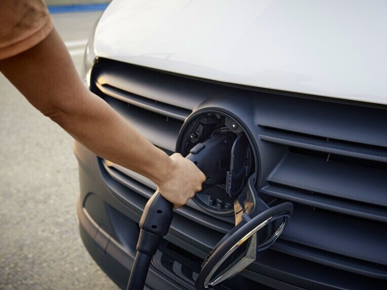 La prise de charge CCS sur le Mercedes-Benz eSprinter châssis-cabine avec le câble de charge branché.