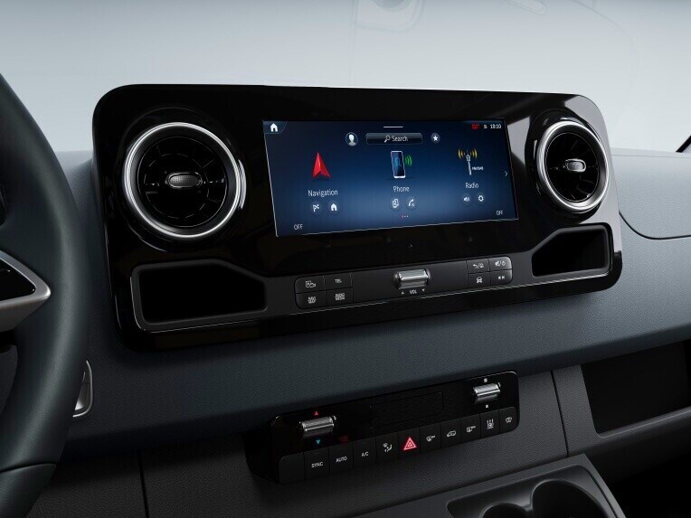 Le Mercedes-Benz eSprinter châssis-cabine avec le système multimédia MBUX.