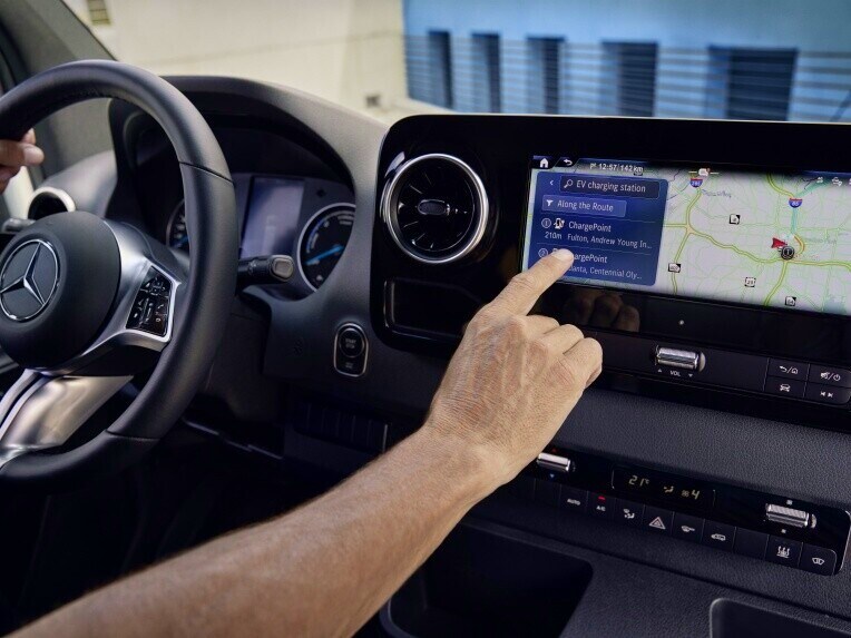 Navigation dans le système multimédia MBUX du  Mercedes-Benz eSprinter châssis-cabine.
