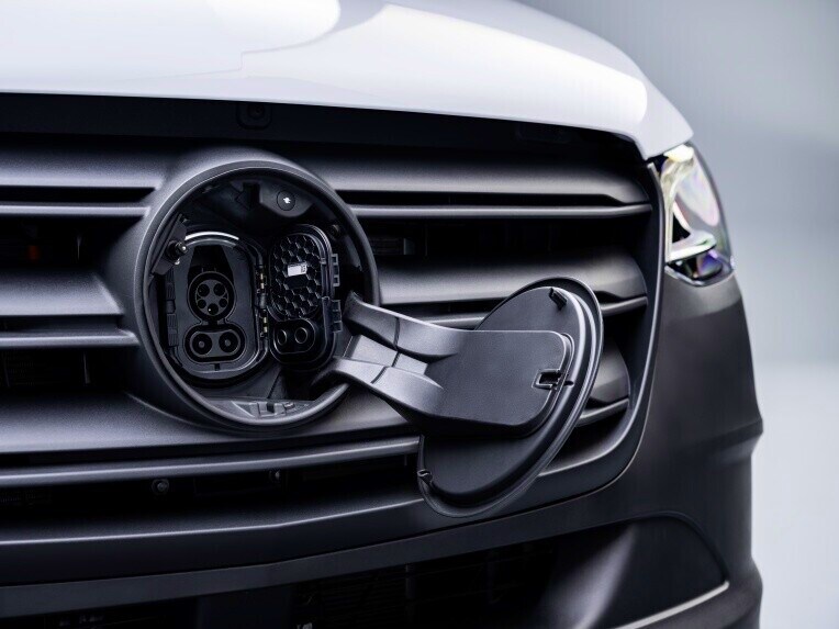 La prise de charge CCS ouverte sur le Mercedes-Benz eSprinter châssis-cabine.