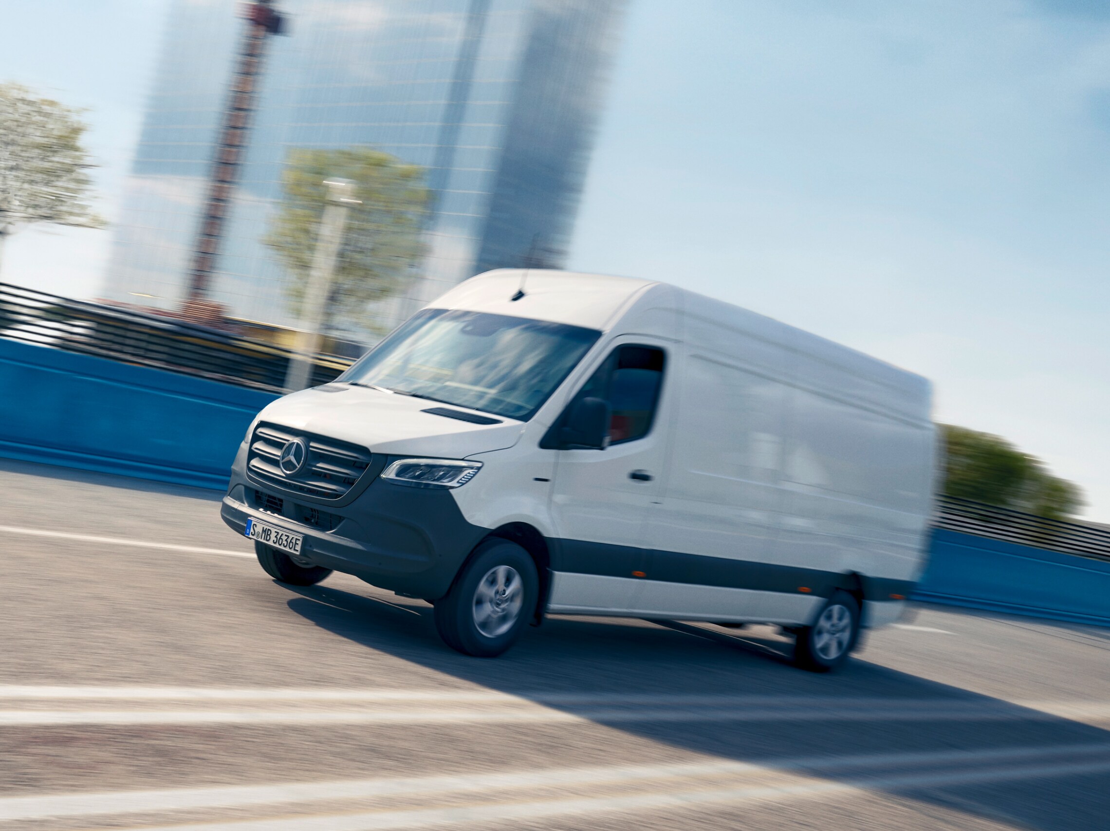 Der Mercedes-Benz eSprinter Kastenwagen auf der Strasse.