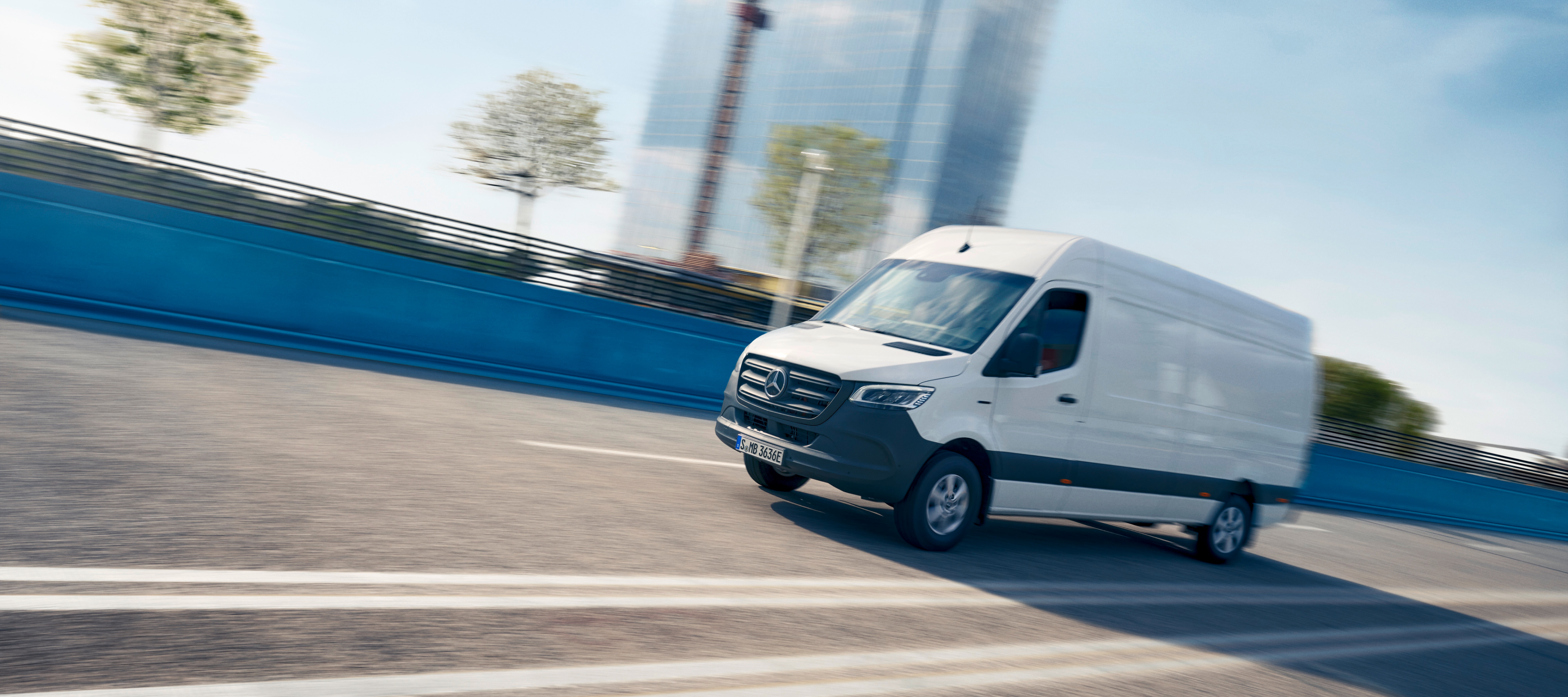 eSprinter Fourgon | Mercedes-Benz Le Mercedes-Benz eSprinter Fourgon sur la route.