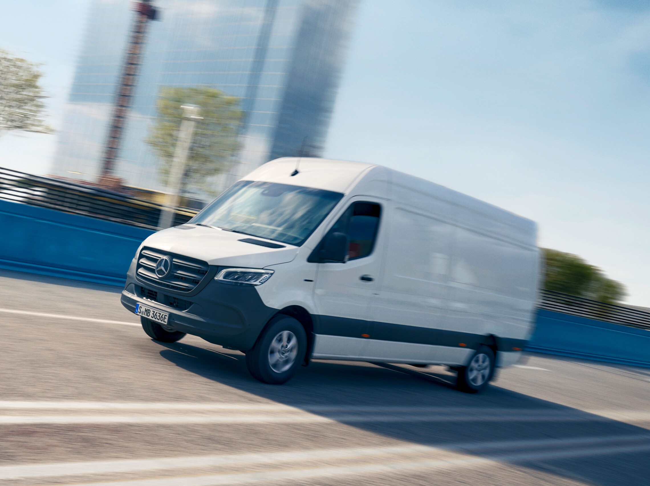 Il Mercedes-Benz eSprinter Furgone su strada.