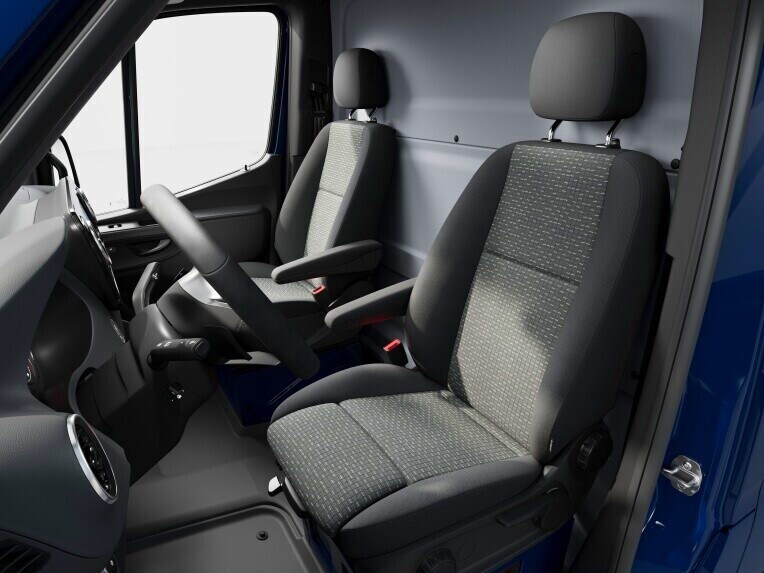 Il sedile Comfort a sospensione pneumatica lato guida e passeggero in Mercedes-Benz eSprinter Furgone.