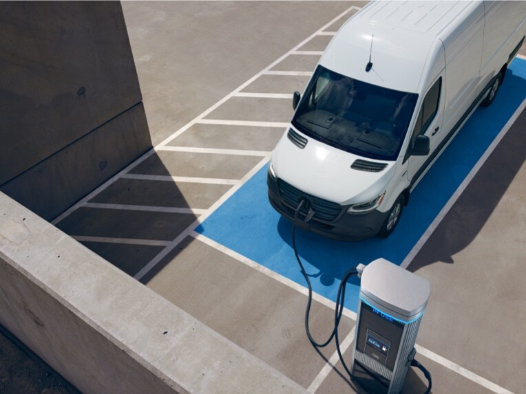 Mercedes-Benz eSprinter Furgone presso una stazione di ricarica.