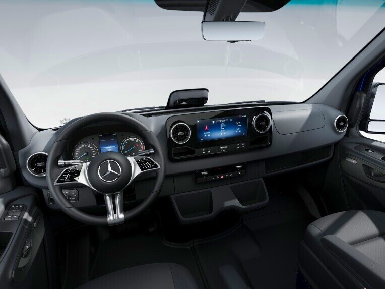 La cabina del conducente di Mercedes-Benz eSprinter Furgone nella linea di equipaggiamento PRO.