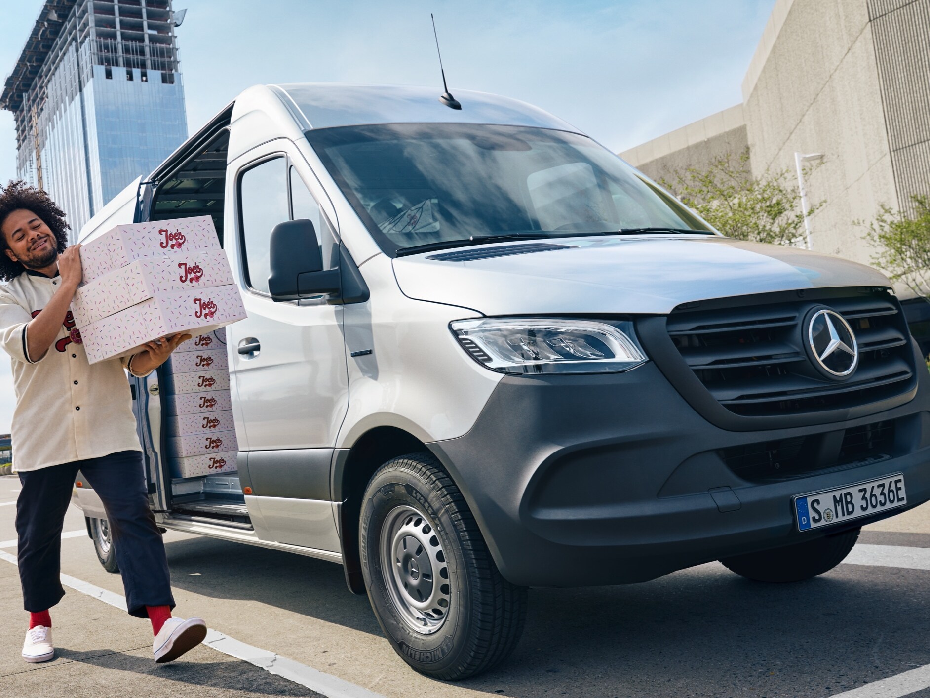 Un Mercedes-Benz eSprinter fourgon avec une solution professionnelle de VanSolution.