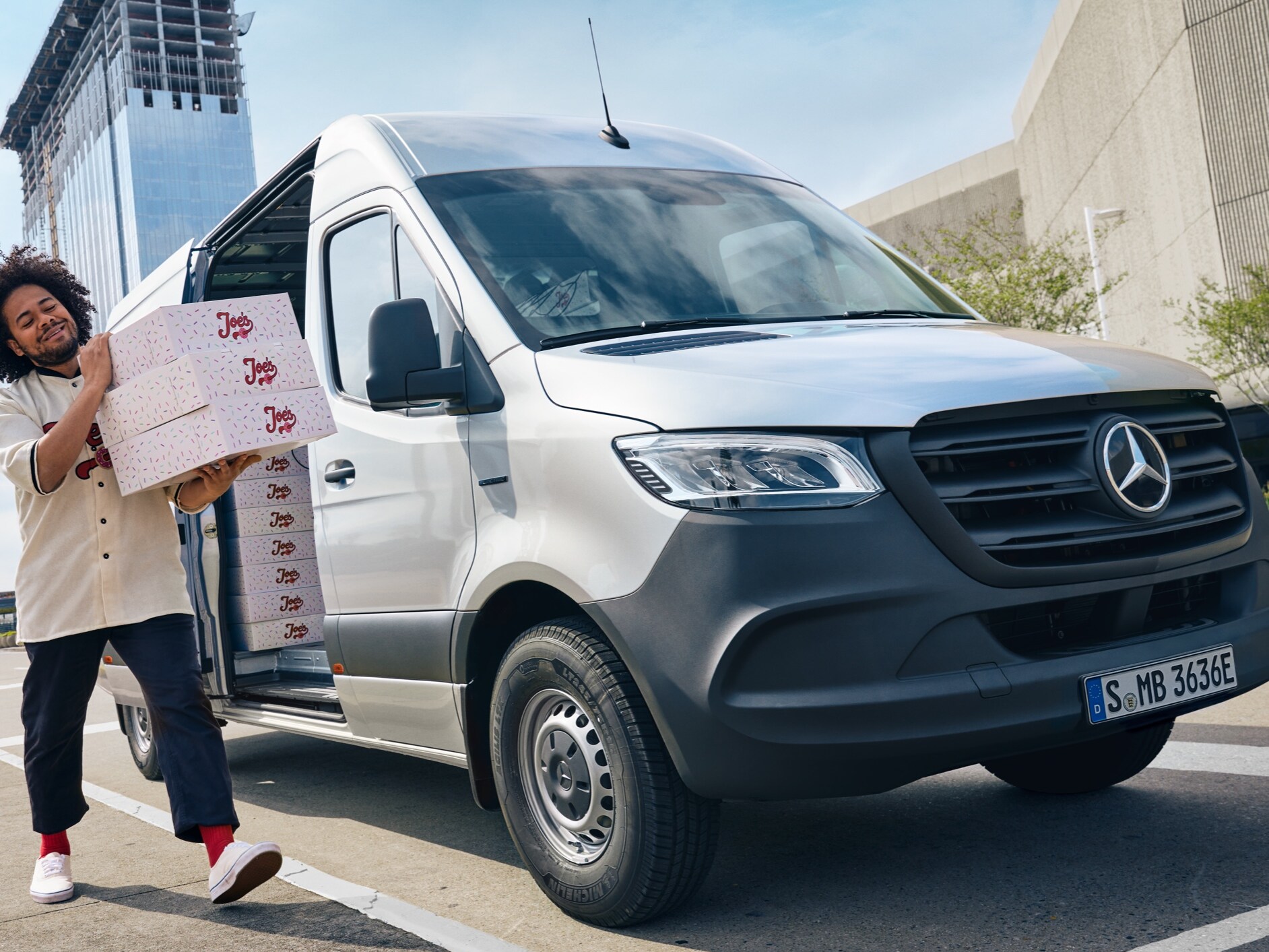 Un Mercedes-Benz eSprinter Furgone con una soluzione specifica di VanSolution.
