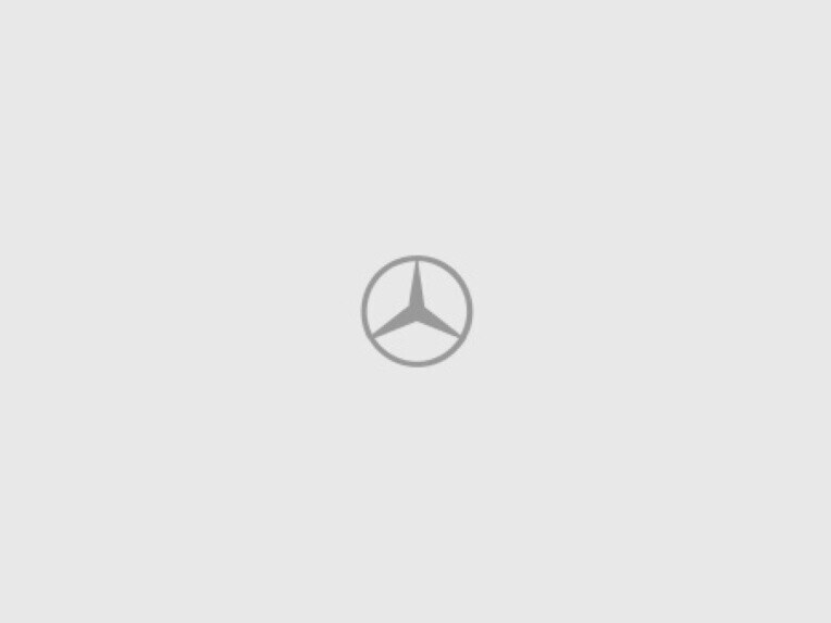 Mercedes-Benz eSprinter Furgone con cavo di ricarica collegato.