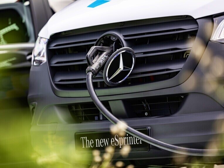 La presa di corrente del veicolo CCS di Mercedes-Benz eSprinter Furgone con cavo di ricarica inserito.