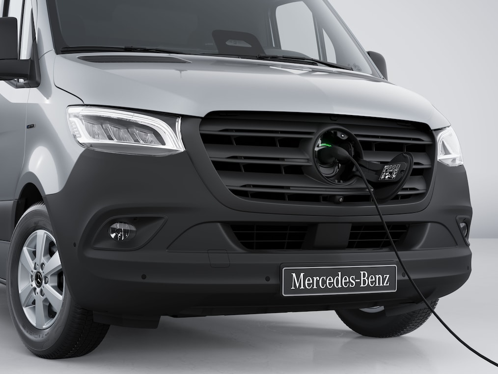 La prise de charge sur la Mercedes-Benz eSprinter châssis-cabine avec le câble de charge branché.
