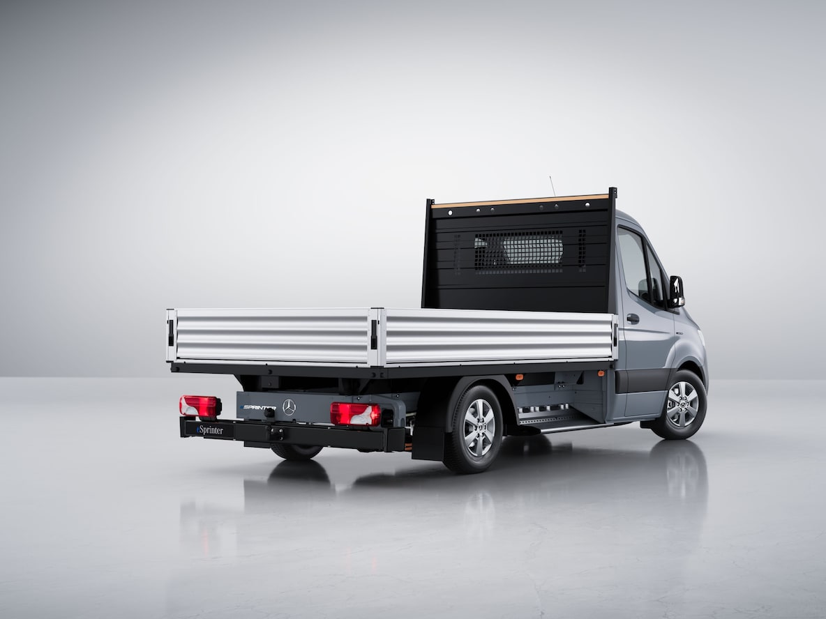 La Mercedes-Benz eSprinter châssis-cabine en version véhicule à plateau.