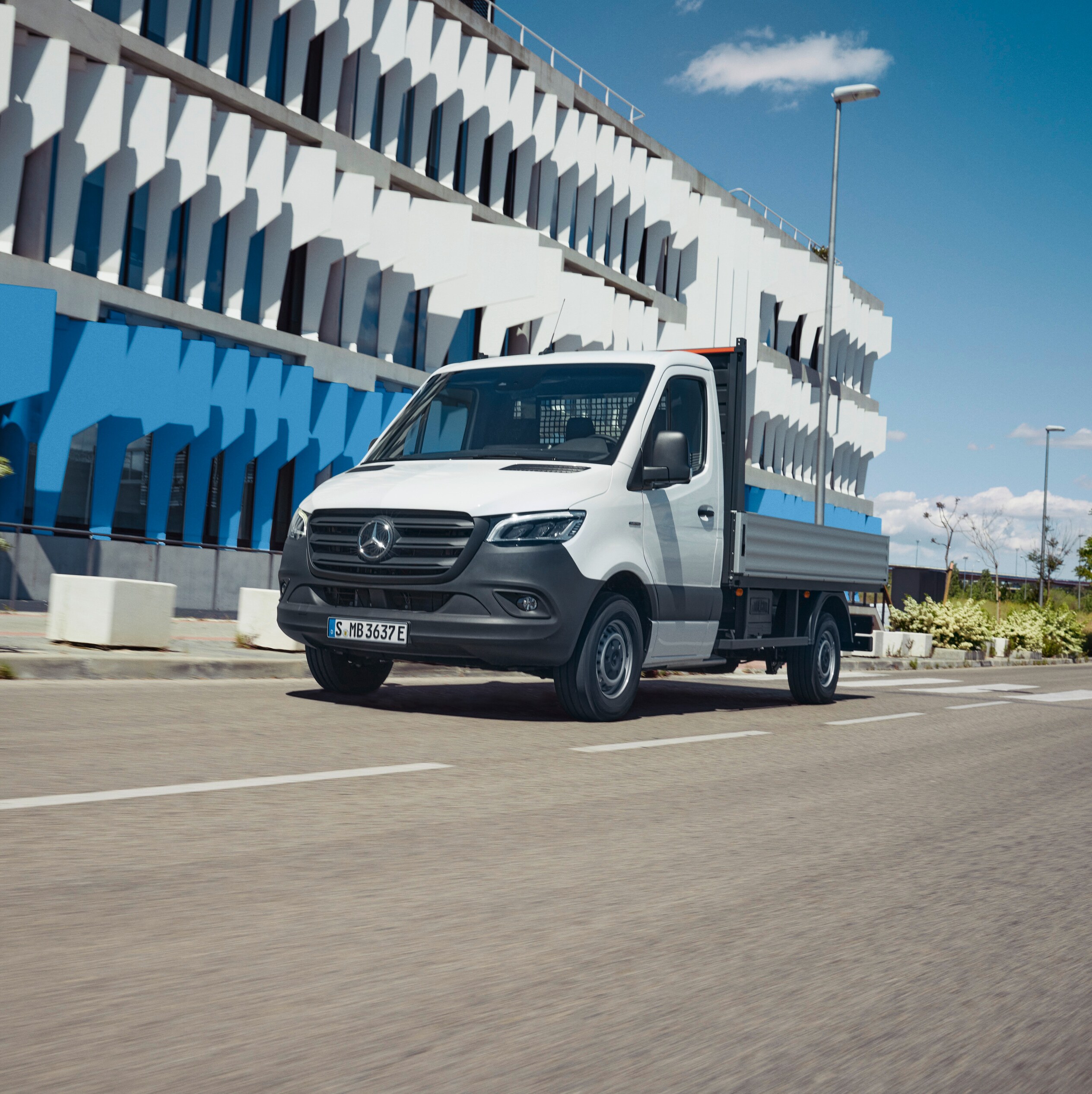 Il Mercedes-Benz eSprinter Cassonato sulla strada.