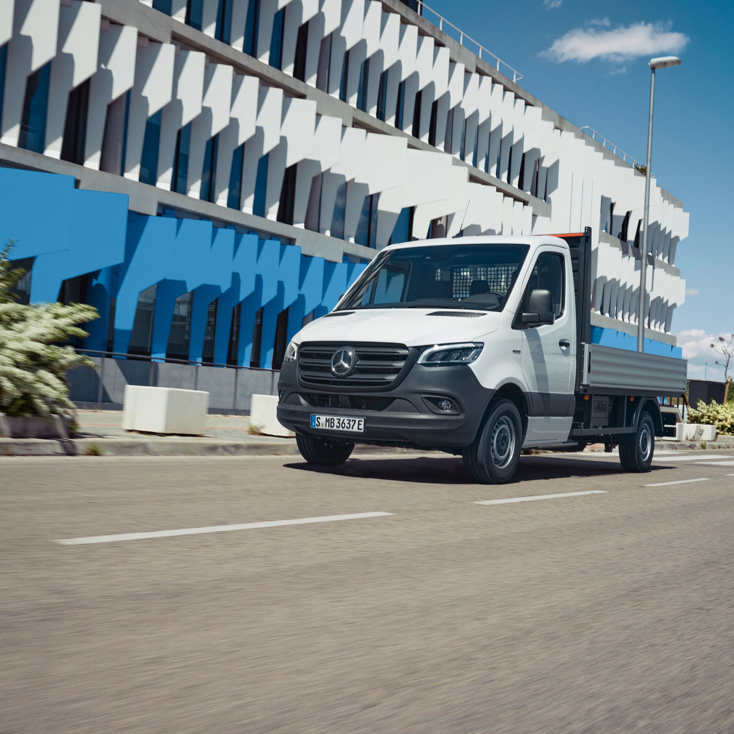 Le véhicule à plateau Mercedes-Benz.