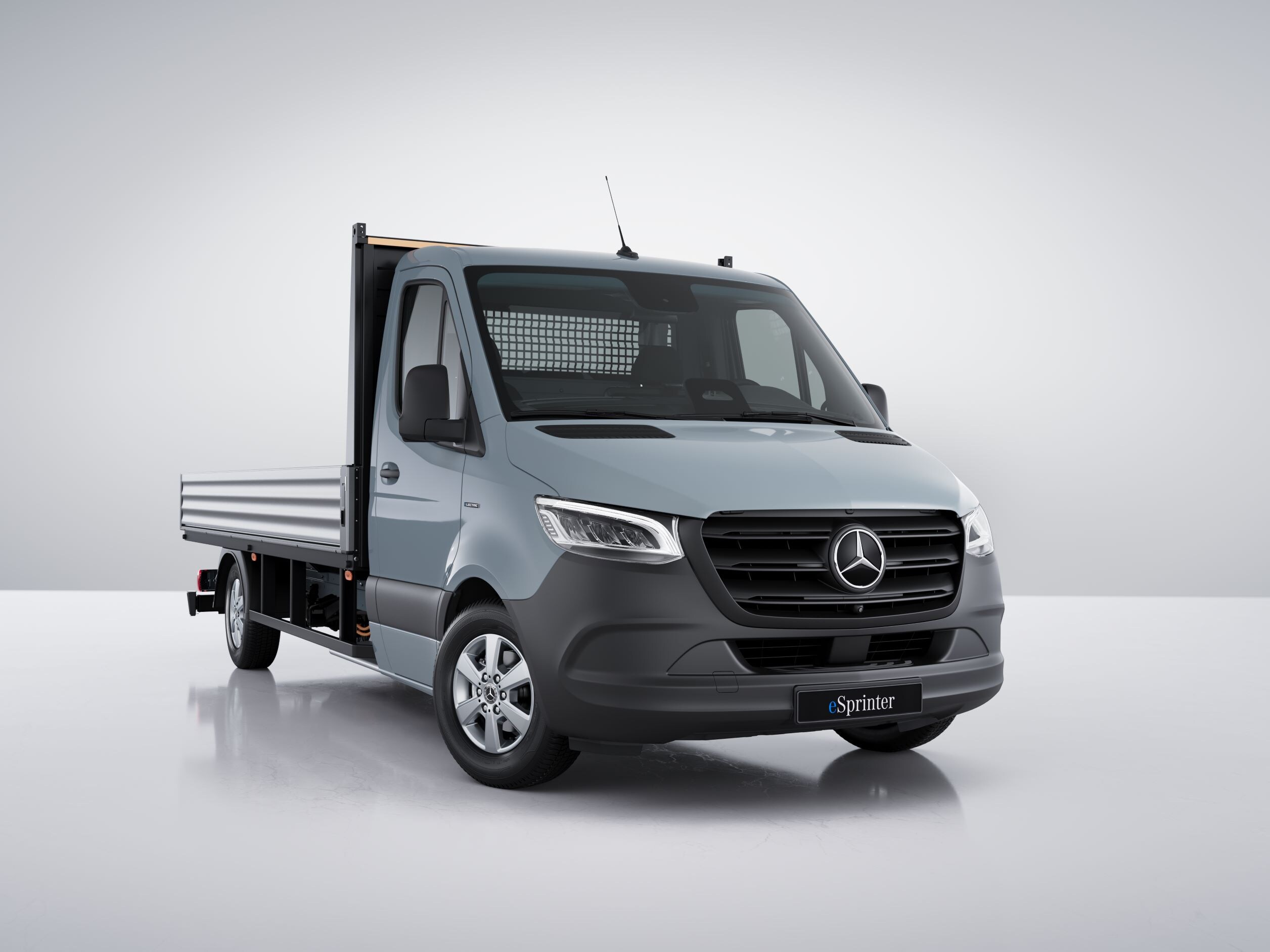 La Mercedes-Benz eSprinter à plateau.