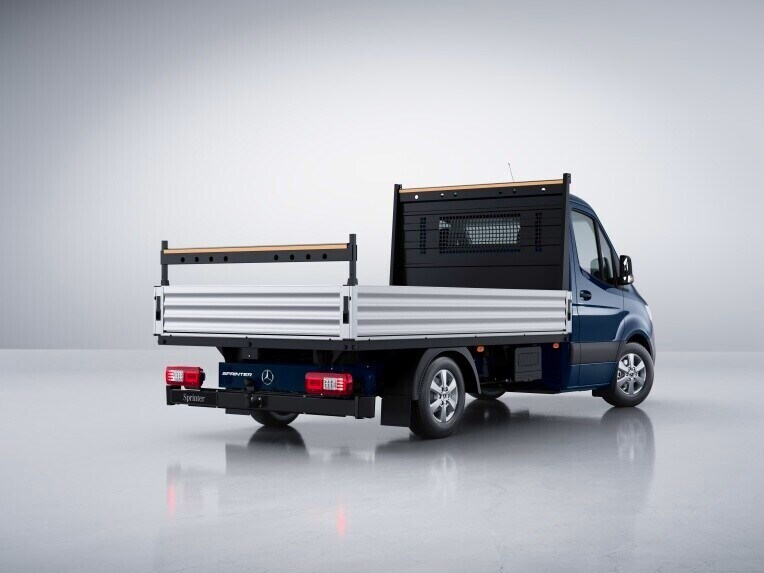 Das Mercedes-Benz Sprinter Pritschenfahrzeug mit Leiterträger.