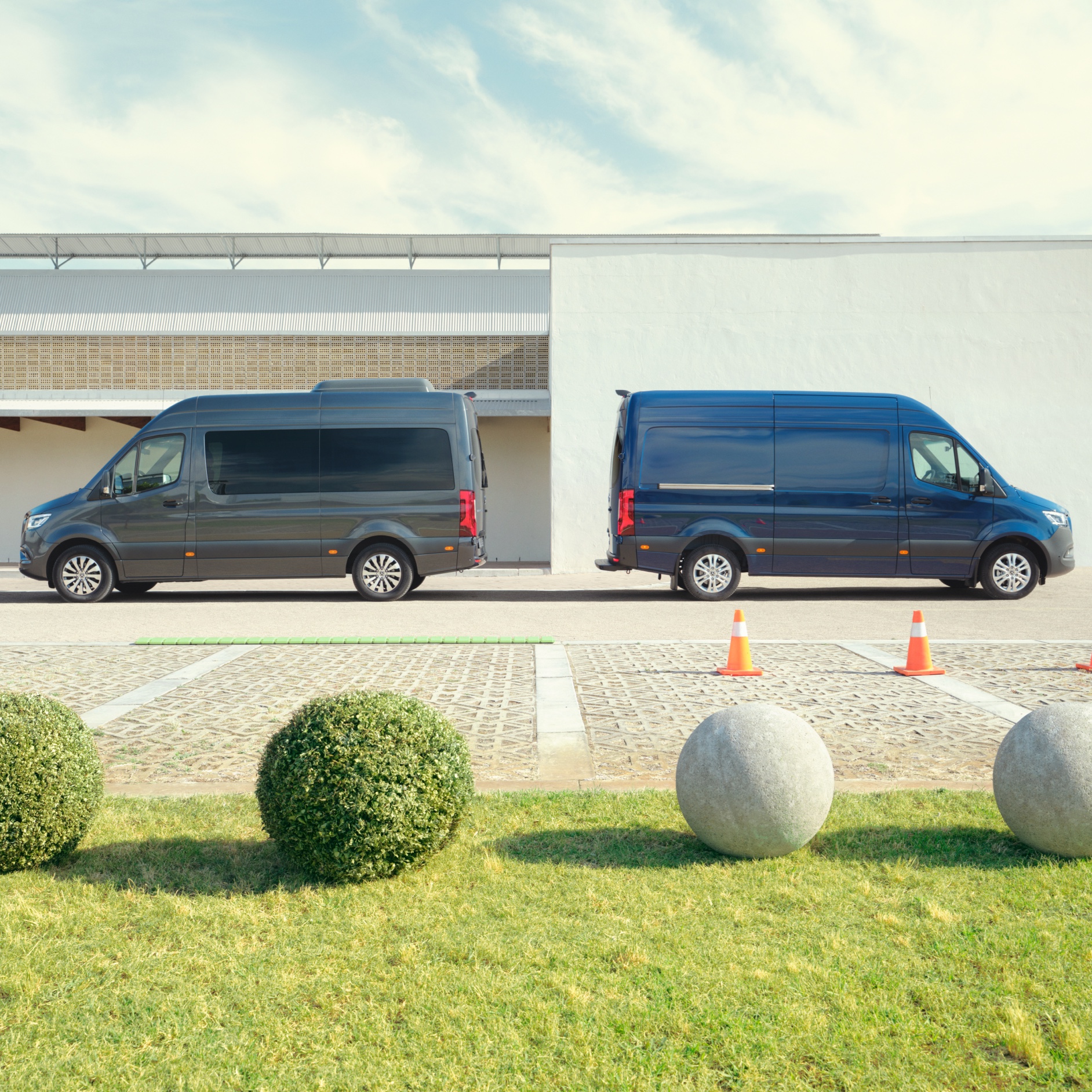 Kontakt | Sprinter | Mercedes-Benz Der Mercedes-Benz Sprinter Tourer und Kastenwagen auf einem Parkplatz.