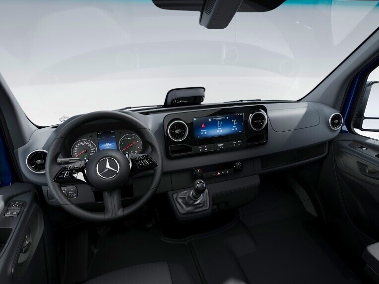 La cabina del conducente del Mercedes-Benz Sprinter Furgone nella linea di equipaggiamento BASE.