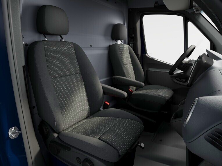 I sedili Comfort a sospensione pneumatica lato guida e passeggero anteriore del Mercedes-Benz Sprinter Furgone.