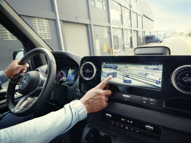 Navigazione nel sistema multimediale MBUX del Mercedes-Benz Sprinter Furgone.