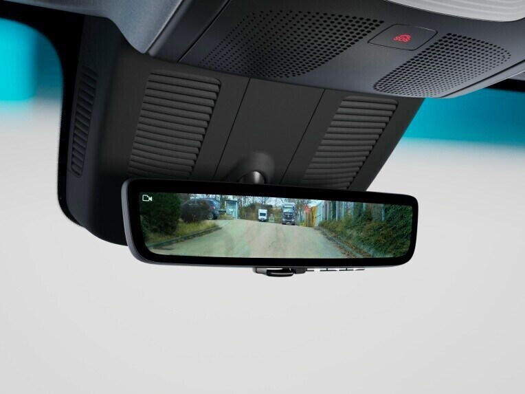 Il display del retrovisore interno della telecamera per la retromarcia assistita del Mercedes-Benz Sprinter Furgone.