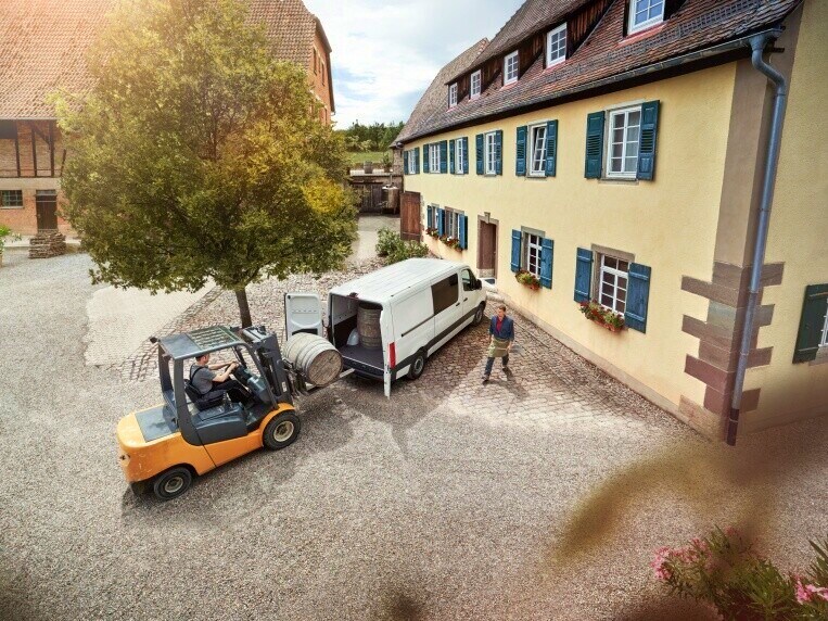 Un Mercedes-Benz Furgone mentre viene caricato.