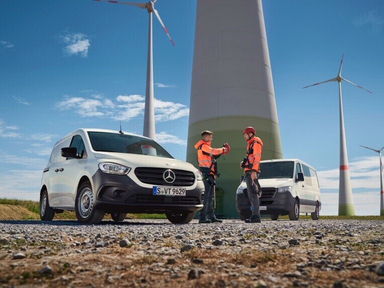 Due veicoli commerciali Mercedes-Benz in un cantiere.
