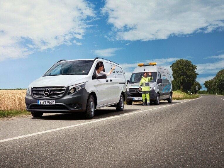 Un veicolo commerciale Mercedes-Benz all'opera.