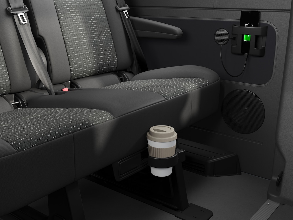 Pratici vani portaoggetti e opzioni di ricarica per smartphone nel Mercedes-Benz Sprinter Tourer.