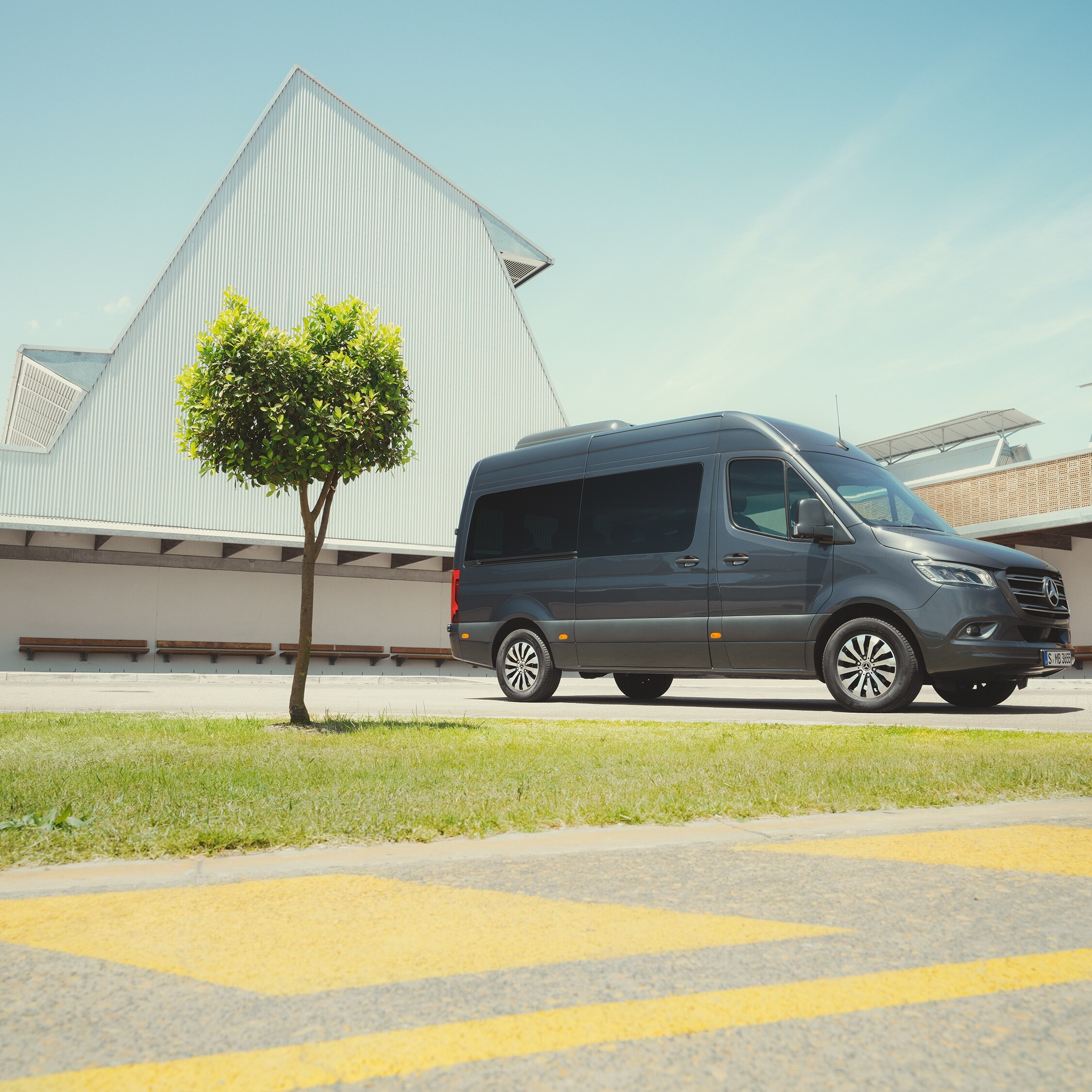 Mercedes‑Benz Sprinter Tourer in un contesto urbano, a sottolineare l'eccellenza nel trasporto passeggeri