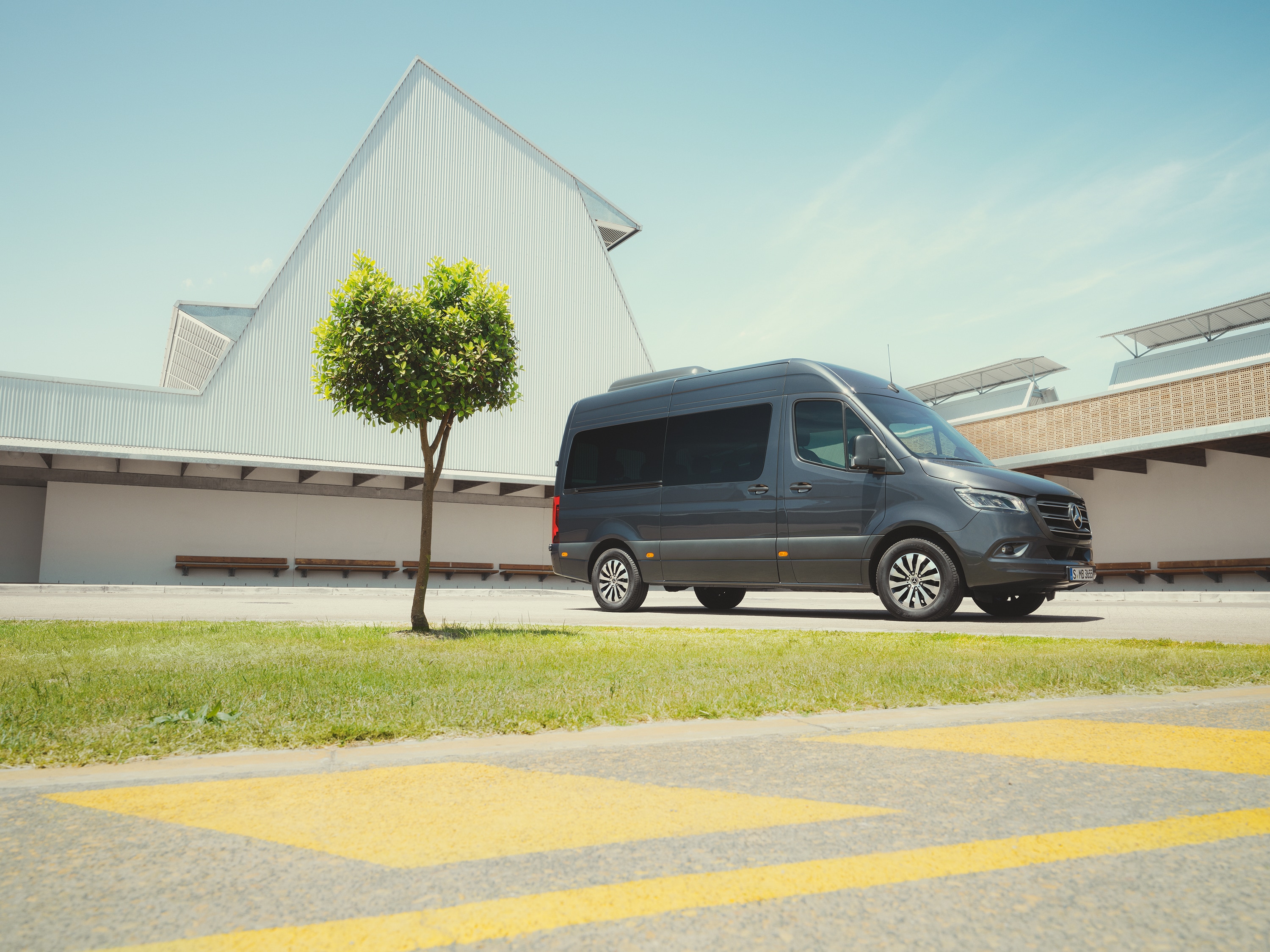 Sprinter Tourer | Tutti i modelli Sprinter | Veicoli commerciali Mercedes-Benz Mercedes‑Benz Sprinter Tourer in un contesto urbano, a sottolineare l'eccellenza nel trasporto passeggeri