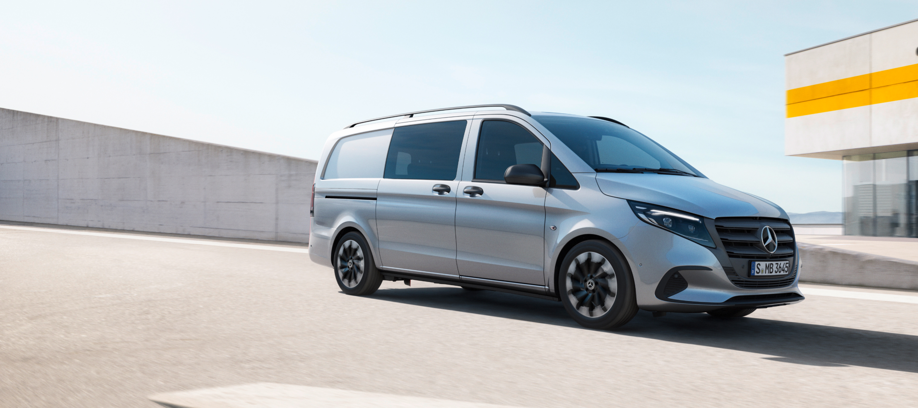 Fahrzeugvergleich | Vito Mixto | Mercedes-Benz Der Mercedes-Benz Vito Mixto auf dem Dach eines Parkhauses.