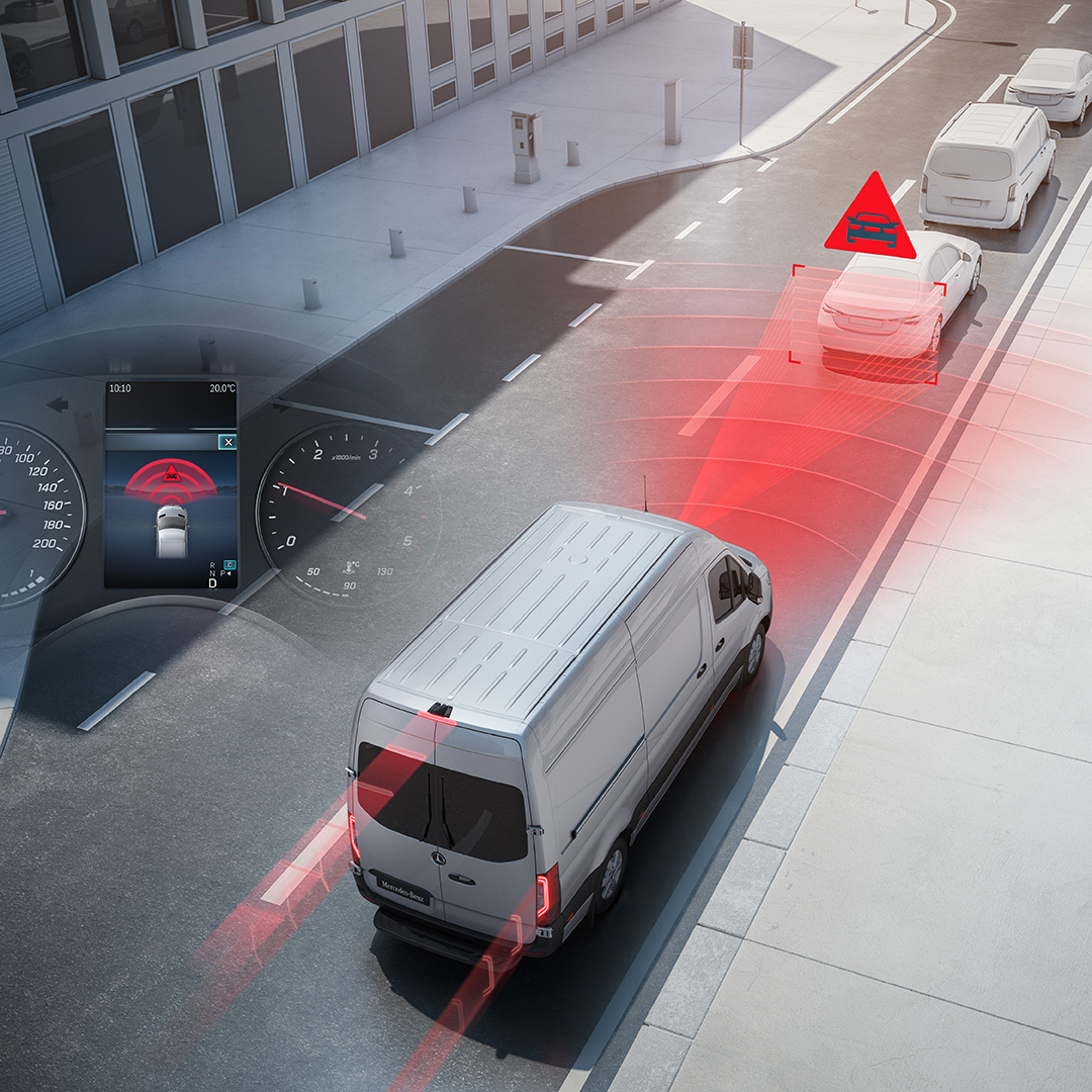 Sistemi di assistenza alla guida | Sprinter Furgone | Mercedes-Benz Il sistema di assistenza alla guida visualizzato nel traffico urbano a bordo di Mercedes-Benz Sprinter Furgone.