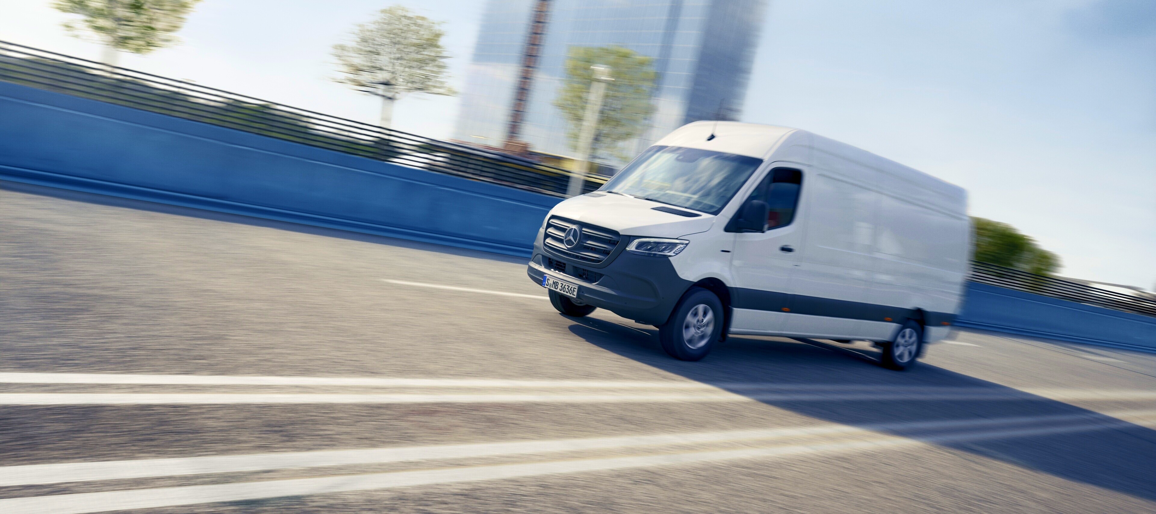 Veicoli a confronto | eSprinter Furgone | Mercedes-Benz Mercedes-Benz eSprinter Furgone in un centro urbano.