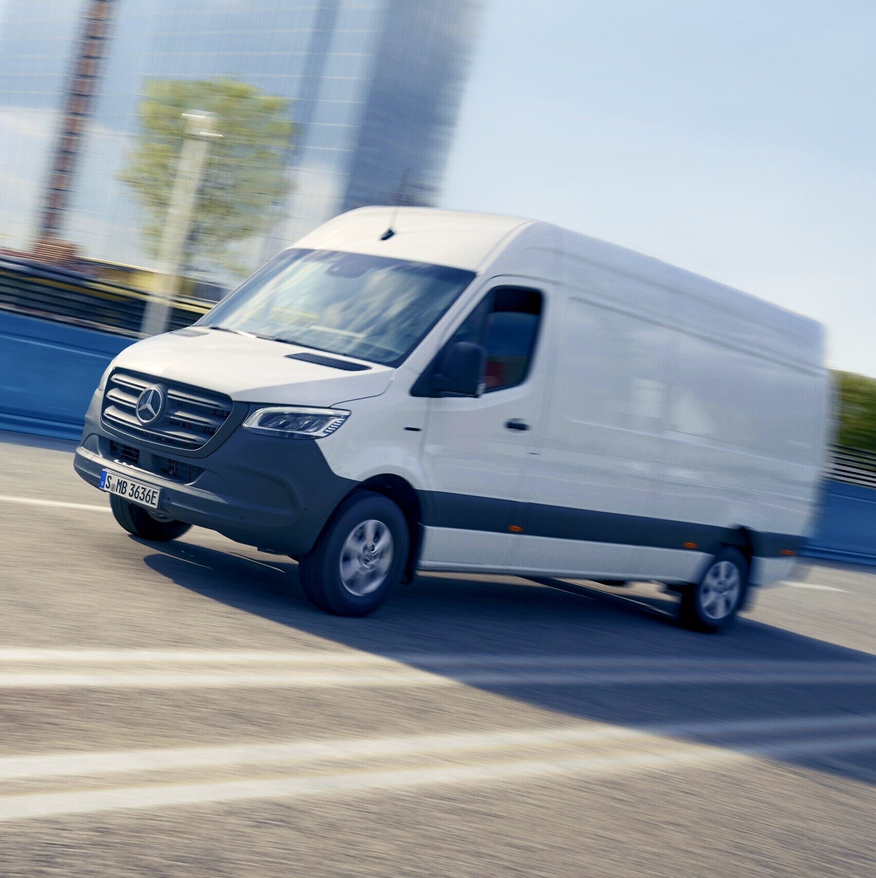 Der Mercedes-Benz eSprinter Kastenwagen in der Innenstadt.