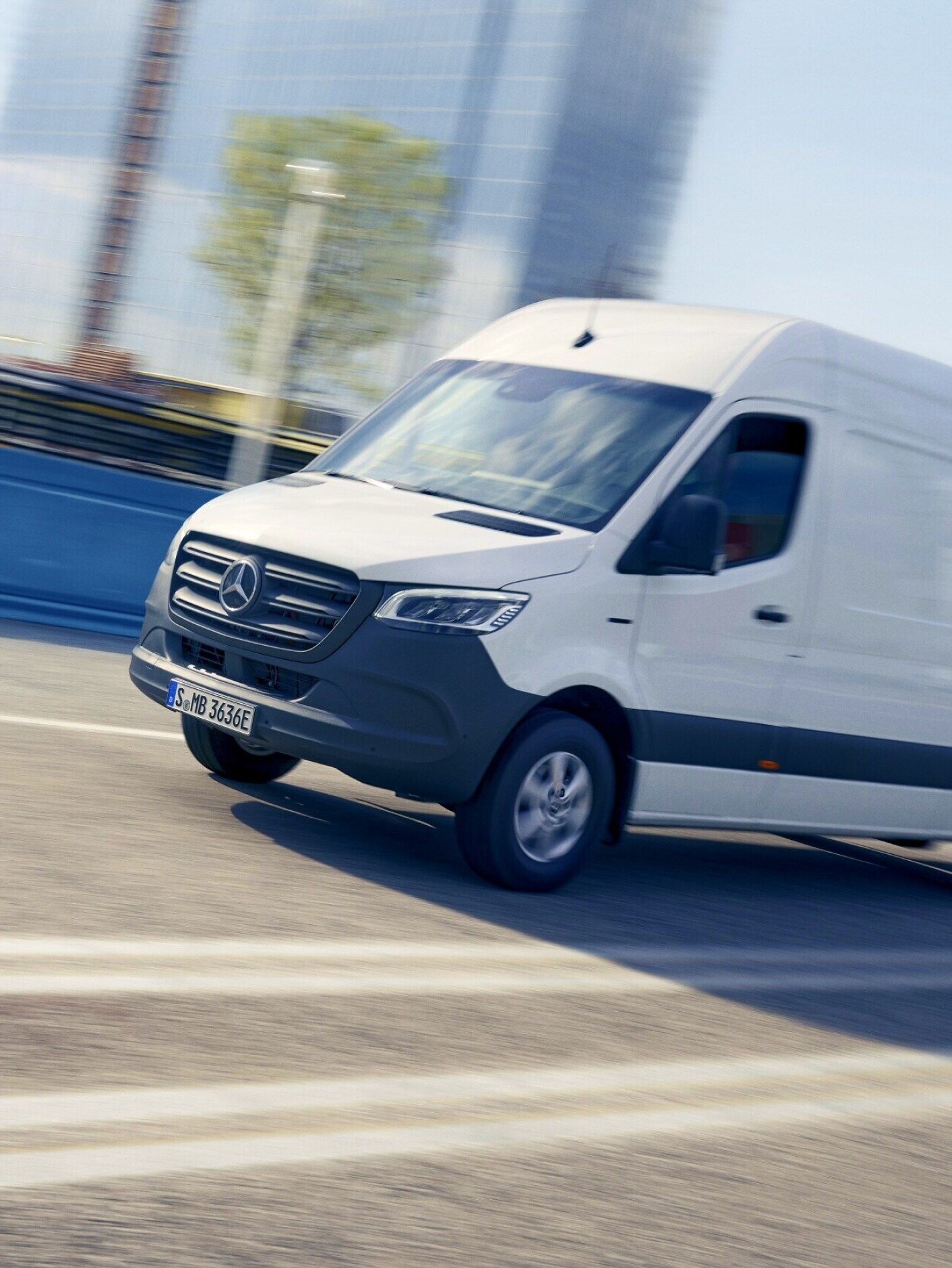 Der Mercedes-Benz eSprinter Kastenwagen in der Innenstadt.